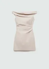 Vestido corto de tejido fluido con diseño drapeado, escote asimétrico y hombros descubiertos. Cuenta con cierre de cremallera invisible en el lateral.