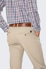 Pantalón clásico de gabardina corte Classic Fit en color beige, con bolsillos traseros ojalados con botón y presillas para cinturón.