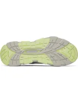 Championes de entrenamiento Under Armour modelo Halo Trainer, color gris con detalles en amarillo neón y estampado animal print en el talón. Presentan amortiguación reactiva UA HOVR, parte superior ligera con perforaciones para ventilación y suela de goma con ranuras de flexión para mayor tracción.