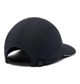Gorra deportiva Columbia color negro, confeccionada con tejido perforado con láser para mayor ventilación, tecnología de enfriamiento y absorción de humedad, con cordón ajustable en la parte posterior.