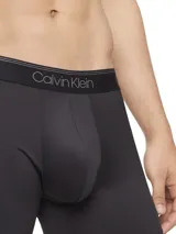 Pack de tres calzoncillos tipo boxer brief de la marca Calvin Klein, confeccionados en tejido micro stretch. Presentan un diseño liso en color negro con cintura elástica distintiva de la marca con el logo grabado.