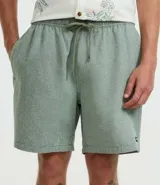 Bermuda masculina color verde con cintura elastizada ajustable con lazo, bolsillos laterales y traseros, y etiqueta de goma en el ruedo. Confeccionada en poliéster.