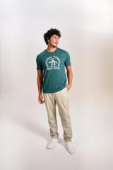 Remera de manga corta con cuello redondo, color verde oscuro, con estampa frontal del logo de la marca Original Penguin y la inscripción EST 1955 en color blanco.