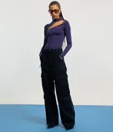 Pantalón wide leg de jean azul oscuro con bolsillos carpintero y cargo.