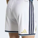 Short de fútbol blanco, corte clásico, con cintura elástica y cordón ajustable. Presenta detalles en azul marino y celeste en los bordes inferiores y el escudo de la AFA en dorado.