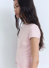 Vestido corto de corte recto y entallado, color rosado, con cuello barco, mangas cortas y detalle de cinturón decorativo en la cintura.