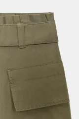 Pantalón de tiro alto con diseño paperbag, pernera ancha y cierre frontal con cremallera. Cuenta con bolsillos laterales de plastrón con solapa y cintura con trabillas.