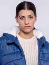 Campera puffer negra de nylon con capucha y peluche en el interior.