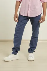 Pantalón de corte recto, color azul marino, confeccionado en 50% algodón y 50% lino.