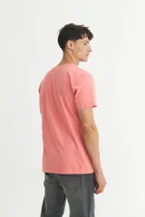 Remera básica color blanco de corte clásico y mangas cortas.