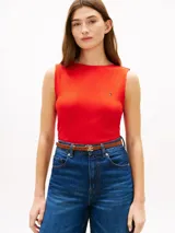 Musculosa de Tommy Hilfiger roja de corte ajustado, con diseño acanalado, cuello bote y pequeño logo bordado en el pecho.