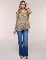 Blusa holgada de rayón con estampado de arabescos en tonos marrón, mostaza, rosado y celeste. Presenta escote en V con cuello mao, mangas tres cuartos y dobladillo asimétrico.