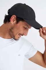 Gorro deportivo negro con perforaciones para ventilación y ajuste trasero con cinta.