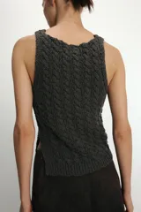 Top de punto sin mangas con cuello redondo y diseño de ochos verticales en toda la prenda.