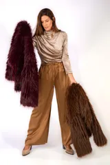 Tapado corto de piel sintética en color marrón, con diseño de pelo largo y corte recto.