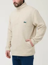 Buzo de hombre con diseño acolchado de rombos, cuello alto con cierre de broches y manga larga. Presenta un parche decorativo en el pecho y bolsillos frontales.