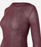 Blusa de punto de viscosa color bordó, con cuello asimétrico ceñido al cuello, mangas largas y fruncido lateral.