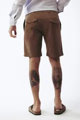 Bermuda de gabardina color marrón con bolsillos laterales y traseros.