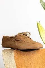 Mocasín de cuero marrón con cordones, diseño de puntera cuadrada y costuras visibles.
