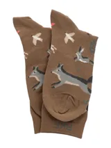 Medias de caña media color marrón con estampado de animales del bosque, incluyendo zorros, lobos y aves.