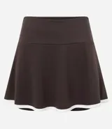 Short pollera deportivo de microfibra, color negro con borde inferior en contraste blanco. Diseño de corte acampanado con cintura alta y short interior integrado.