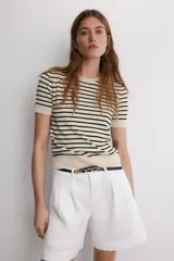 Jersey de punto de manga corta con cuello redondo, a rayas horizontales blancas y negras.