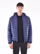 Campera puffer azul marino con capucha y cierre frontal.