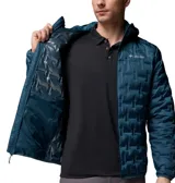 Campera técnica con capucha, color azul petróleo, con diseño de celdas selladas térmicamente sin costuras. Cuenta con cierre frontal completo, bolsillos laterales con cremallera y puños ribeteados.