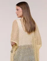 Kimono Do Everything In Love de tejido calado en color beige, con diseño abierto de manga corta y largo midi.