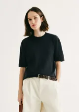 Camiseta básica de manga corta con cuello redondo acanalado, confeccionada en tejido de algodón de corte holgado.