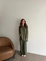 Conjunto de dos piezas de lanilla en color gris melange, compuesto por un buzo oversize de manga larga con aberturas laterales y un pantalón largo de corte recto y holgado.