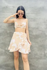 Top con estampado animal print de leopardo, con tirantes finos que se atan en el cuello y la espalda.