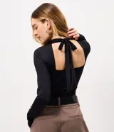 Body de poliamida color marrón, de corte ajustado, con mangas largas, cuello alto y espalda abierta con lazo en la nuca.
