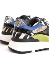 Zapatillas de cuero con estampado animal print, combinando cebra y leopardo, con detalles en charol fucsia y glitter negro.