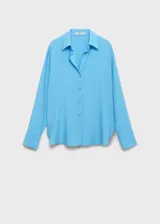 Camisa de corte recto y tejido fluido, con cuello camisero, cierre frontal de botones y mangas largas con puños abotonados.