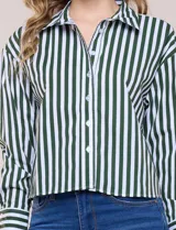 Camisa crop de manga larga con diseño de rayas verticales verdes y blancas, cuello camisero clásico y cierre frontal de botones.