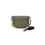 Cartera tipo bandolera negra de formato compacto, con solapa frontal, líneas curvas y correa de hombro tejida multicolor en tonos turquesa y fucsia.