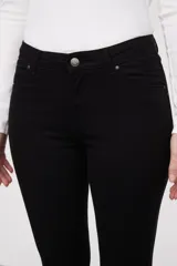 Pantalon jean de corte skinny y calce medio, color blanco, con bolsillos laterales y traseros.