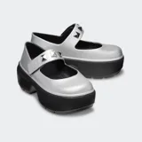 Zapatos Crocs modelo Stomp Metallic Mary Jane de plataforma alta en color plateado con suela chunky negra. Presenta tira en el empeine con cierre ajustable y detalle metálico.
