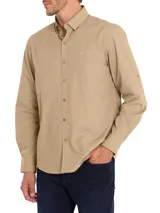 Camisa de manga larga RKF modelo Galiton, color beige, con cuello camisero, cierre frontal de botones y un bolsillo en el pecho con logo bordado. Cuenta con trabas para sujetar las mangas enrolladas.