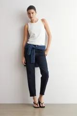 Jean cropped de corte recto y tiro medio en color azul oscuro, con diseño clásico de cinco bolsillos y trabillas para cinto.