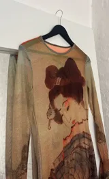 Vestido midi de microtul elastizado con estampado abstracto en tonos marrones y beige. Diseño ajustado al cuerpo, de manga larga y cuello redondo. Transparenta.