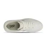 Championes Asics modelo Japan S, de diseño clásico inspirado en el básquetbol, en color blanco con detalles en verde oliva y beige. Presentan una silueta de perfil bajo con perforaciones en la puntera para mayor ventilación y suela de goma resistente.