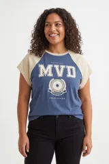 Remera de diseño raglán con cuerpo azul y mangas beige, con estampado frontal alusivo a MVD.