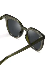 Lentes de sol con montura cuadrada color verde oliva y lentes grises. Fabricados con materiales reciclados.