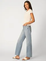 Remera blanca de manga corta con cuello redondo, confeccionada en una mezcla de modal, poliéster y elastano. Presenta un diseño con alforzas verticales en el frente que aportan estructura y una silueta relajada.