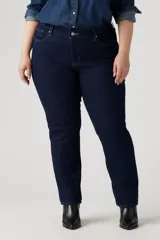 Pantalón de jean azul oscuro, de corte recto, tiro medio y calce modelador.
