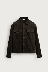 Cazadora regular fit de pana marrón, con cuello solapa, manga larga y cierre frontal de botones. Cuenta con bolsillos con solapa en el pecho y puños abotonados.