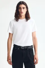 Remera slim fit de cuello redondo y manga corta, confeccionada en punto de algodón blanco.