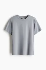 Remera gris de corte recto en punto suave de algodón con cuello redondo ribeteado y hombros ligeramente caídos.